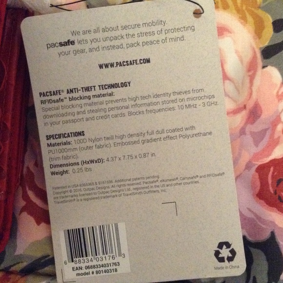 Travelsmith RFID Protected Wallet With Tags Never Used With a Few Nicks - Picture 5 of 9